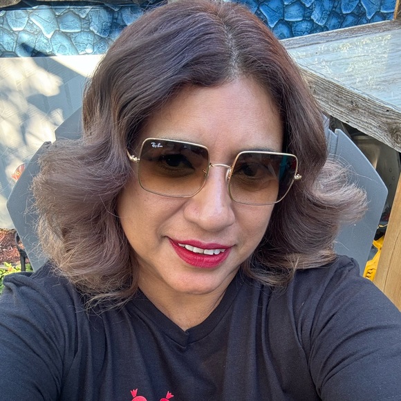 Meet your Posher, Monica - Picture 2 of 2